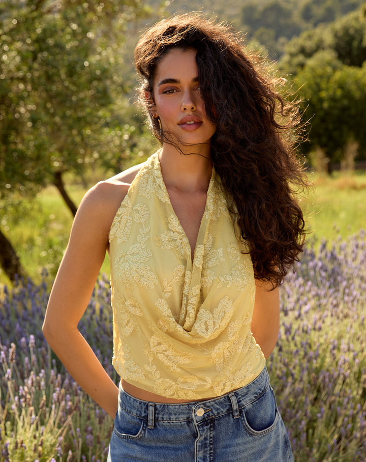 TOP HALTER EN SEQUINS FEUILLE JAUNE BEURRE