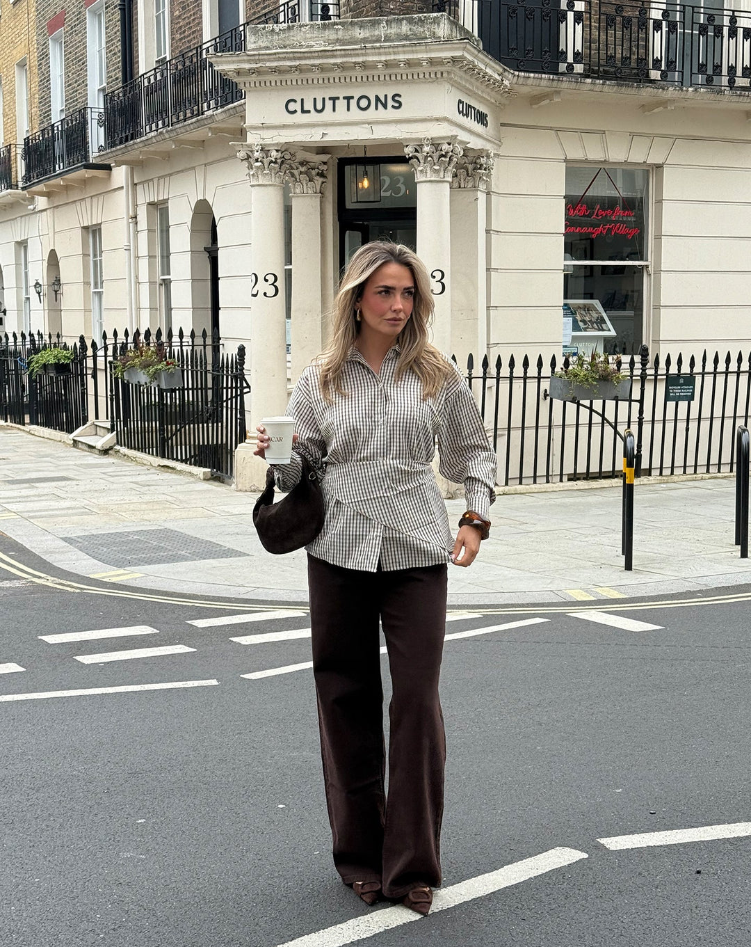 BLOUSE À CARREAUX BRUN AVEC ÉCHARPE