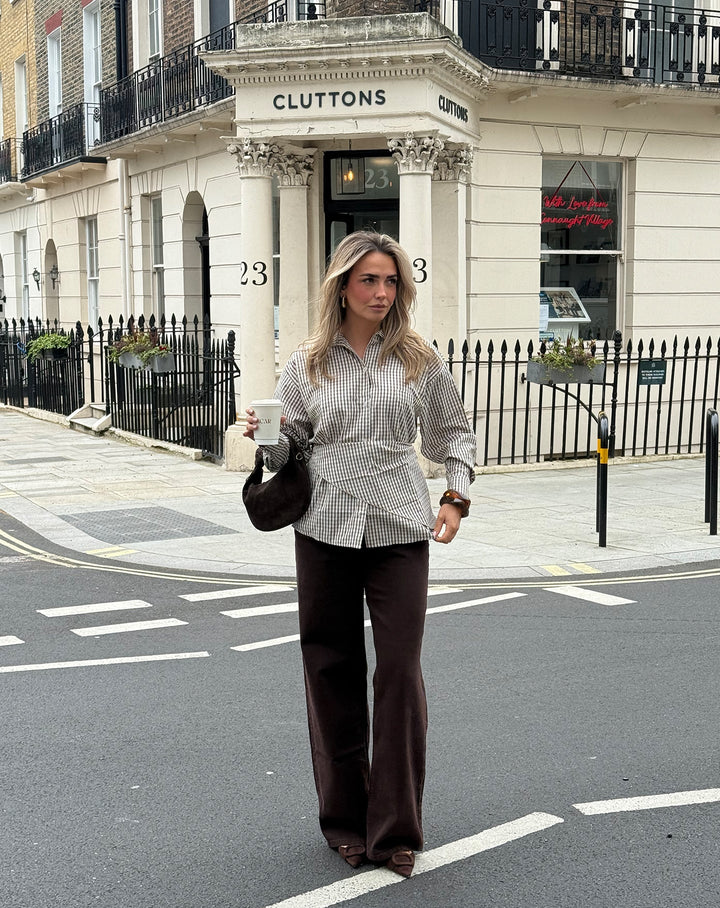 BLOUSE À CARREAUX BRUN AVEC ÉCHARPE