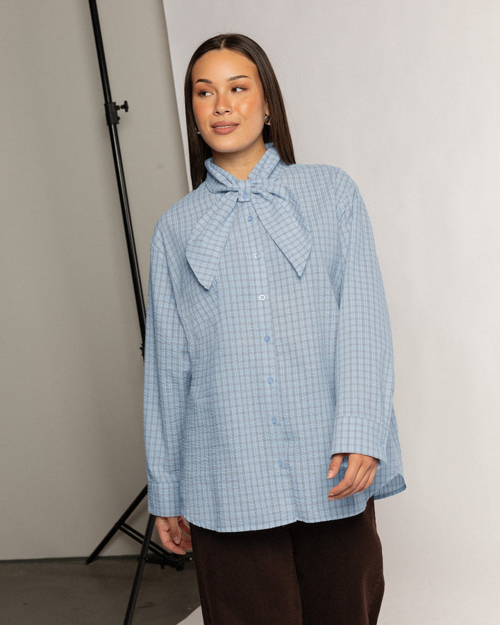 CHEMISE À NŒUD BLEU CLAIR