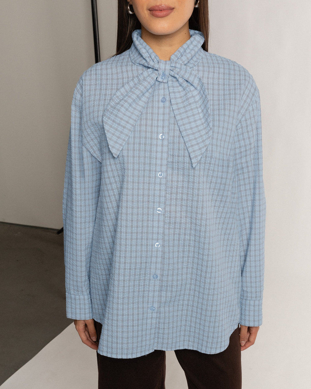 CHEMISE À NŒUD BLEU CLAIR