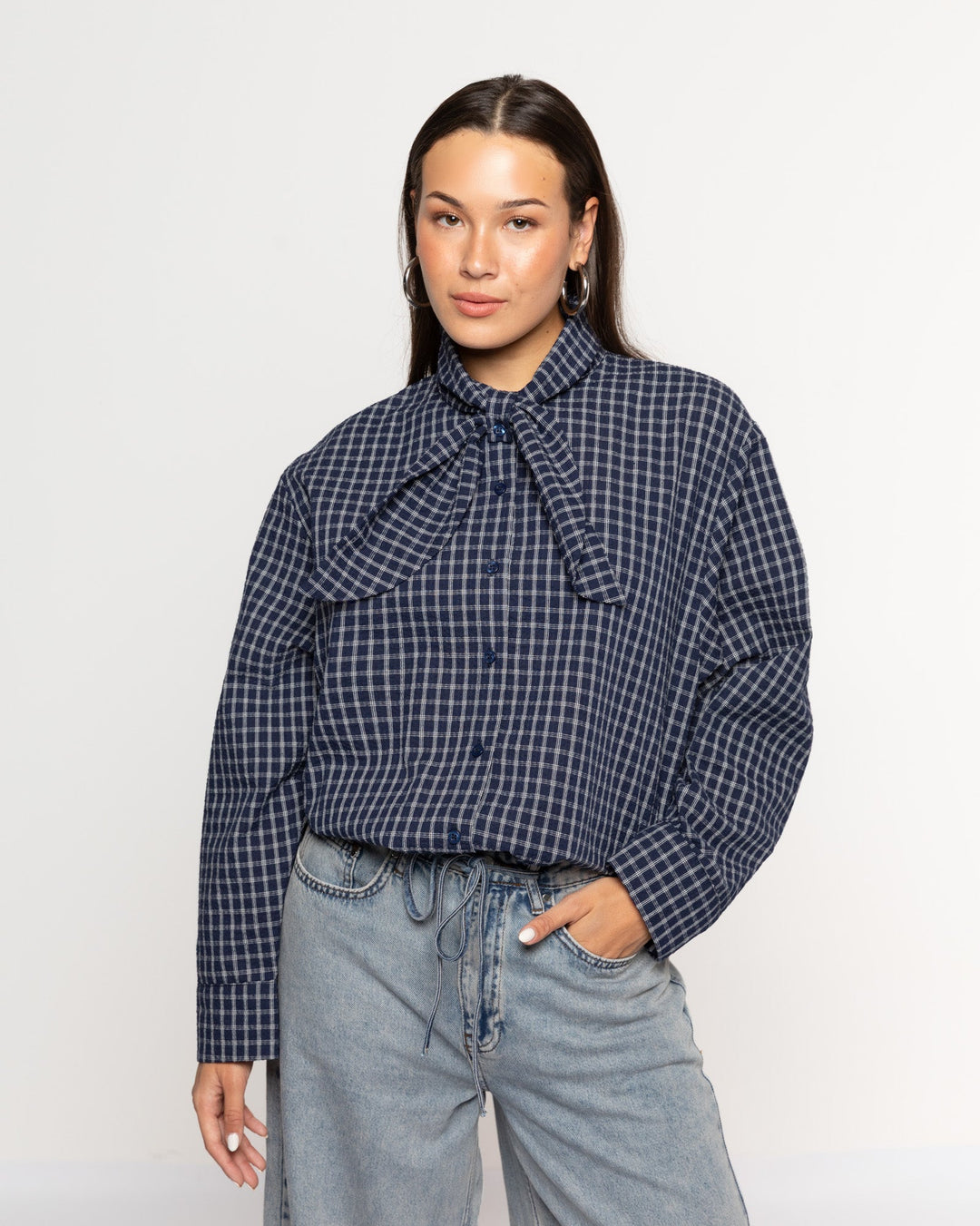 BLOUSE À CARREAUX AVEC NŒUD BLEU MARINE