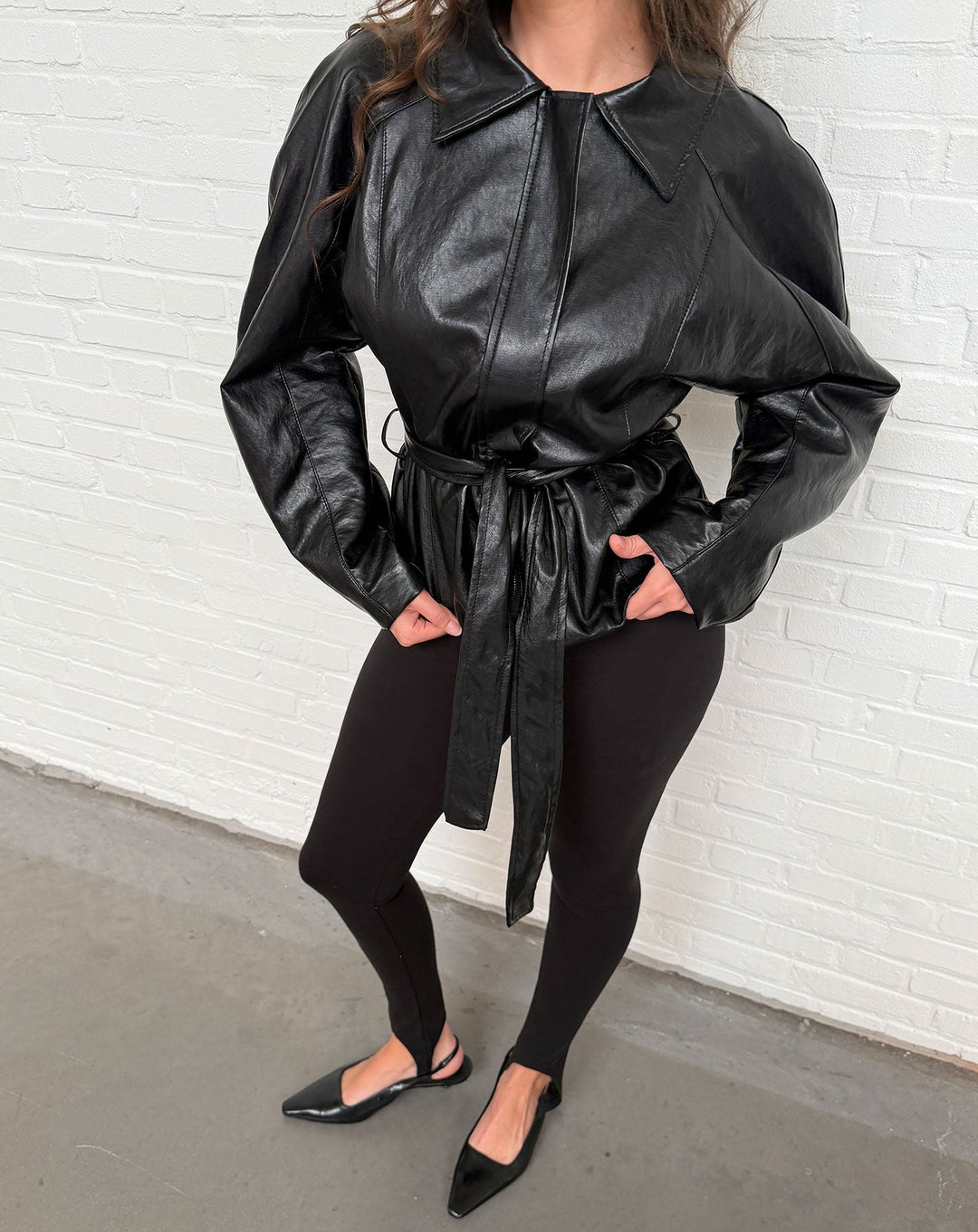 VESTE EN SIMILI CUIR AVEC CEINTURE NOIRE