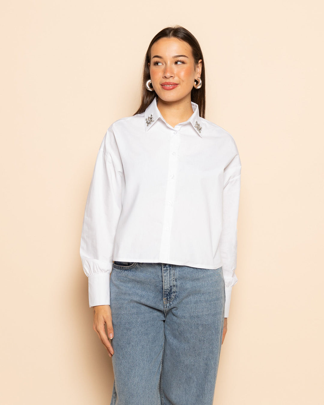 BLOUSE AVEC NŒUD ET BOUTON FANTAISIE