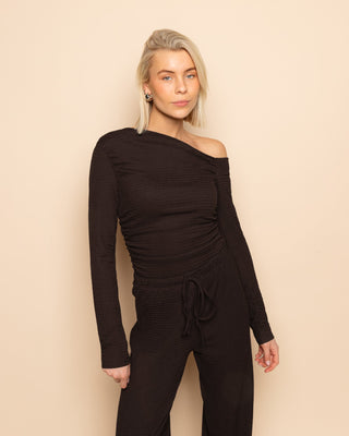 TOP RUCHÉ À ÉPAULES DÉNUDÉES COULEUR MARRON FONCÉ