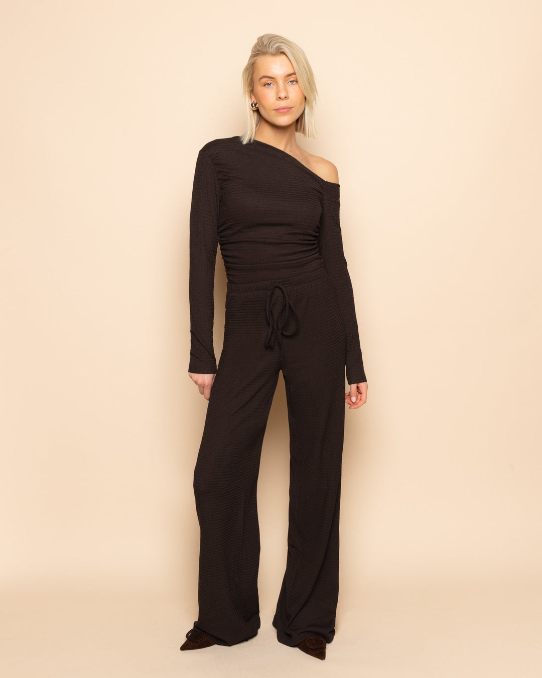 TOP RUCHÉ À ÉPAULES DÉNUDÉES COULEUR MARRON FONCÉ