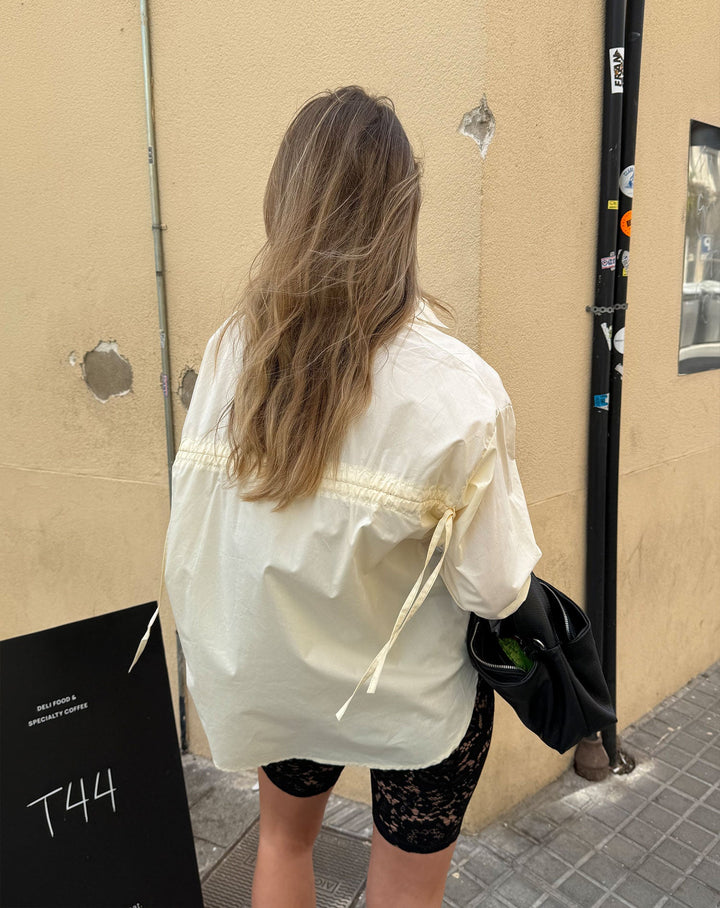 BLOUSE EN POPLINE AVEC CORDON JAUNE BEURRE