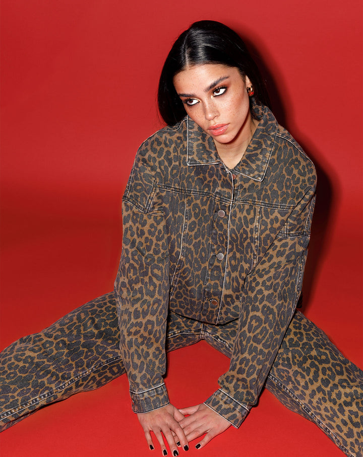 VESTE EN DENIM IMPRIMÉ LEOPARD NOIR