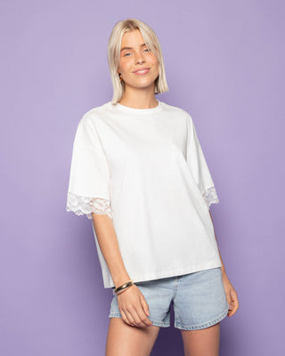 T-SHIRT OVERSIZE À MANCHES EN DENTELLE CRÈME