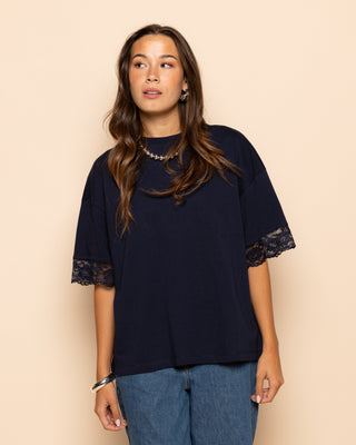 T-SHIRT OVERSIZE À MANCHES EN DENTELLE BLEU MARINE