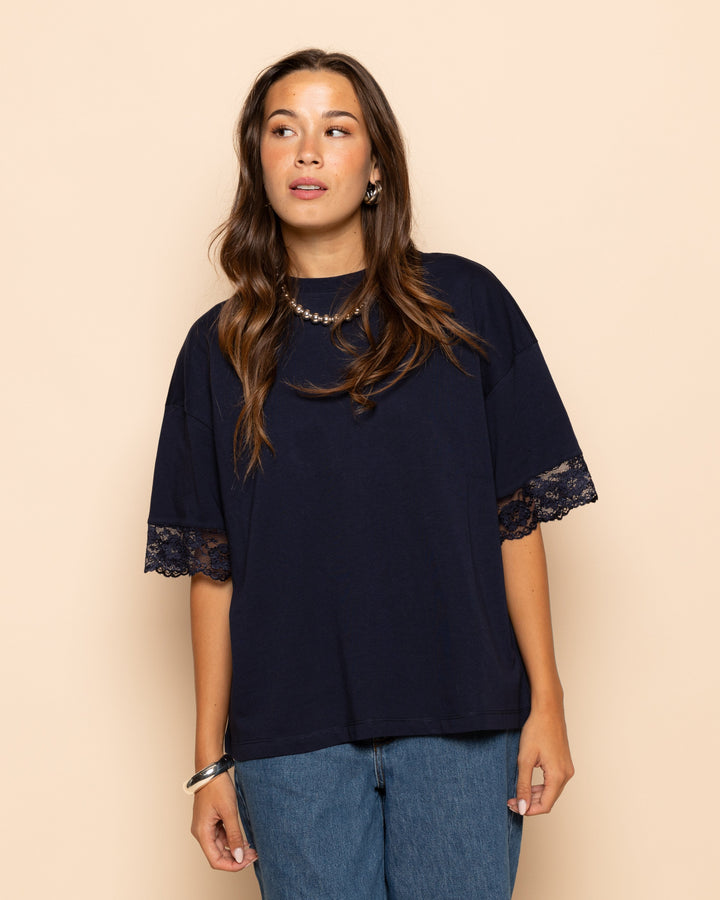 T-SHIRT OVERSIZE À MANCHES EN DENTELLE BLEU MARINE