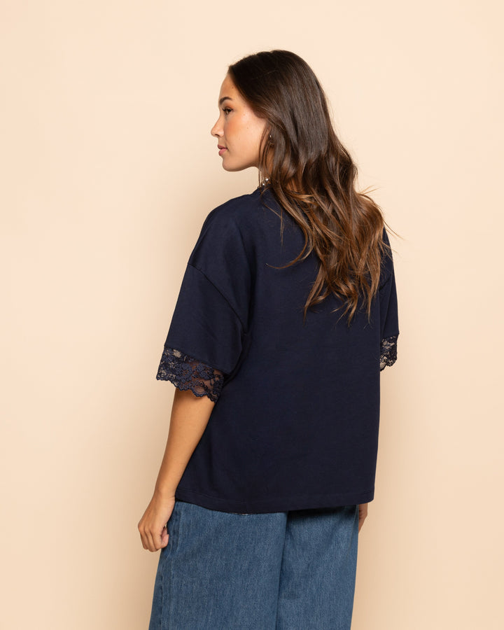 T-SHIRT OVERSIZE À MANCHES EN DENTELLE BLEU MARINE