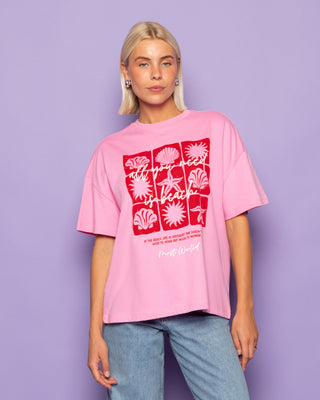 TOUT CE DONT NOUS AVONS BESOIN EST UN T-SHIRT OVERSIZED DE PLAGE ROSE