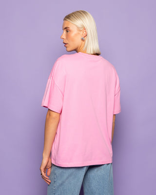 TOUT CE DONT NOUS AVONS BESOIN EST UN T-SHIRT OVERSIZED DE PLAGE ROSE