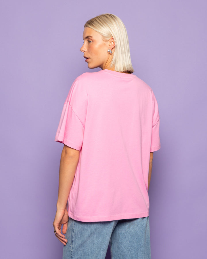 TOUT CE DONT NOUS AVONS BESOIN EST UN T-SHIRT OVERSIZED DE PLAGE ROSE