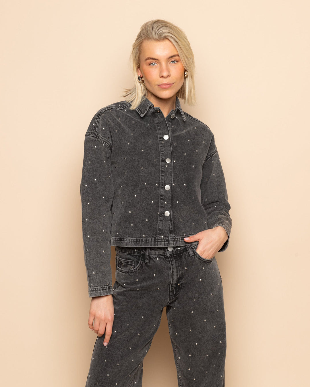 VESTE EN DENIM À STUDS GRIS