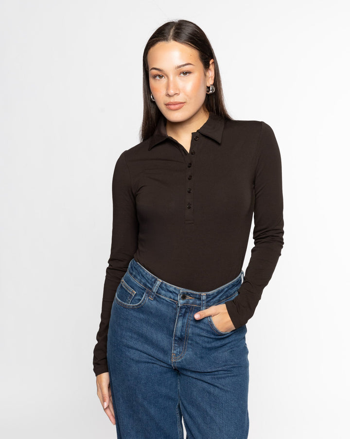 POLO JERSEY AJUSTÉ MARRON FONCÉ