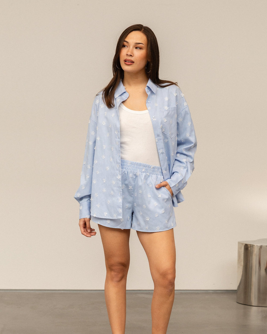 BLOUSE À RAYURES AVEC FLEURS SURDIMENSIONNÉES BLEUE