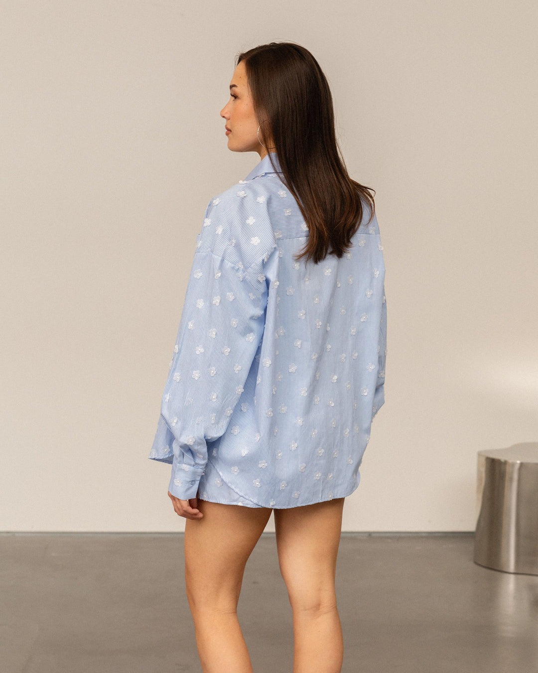 BLOUSE À RAYURES AVEC FLEURS SURDIMENSIONNÉES BLEUE
