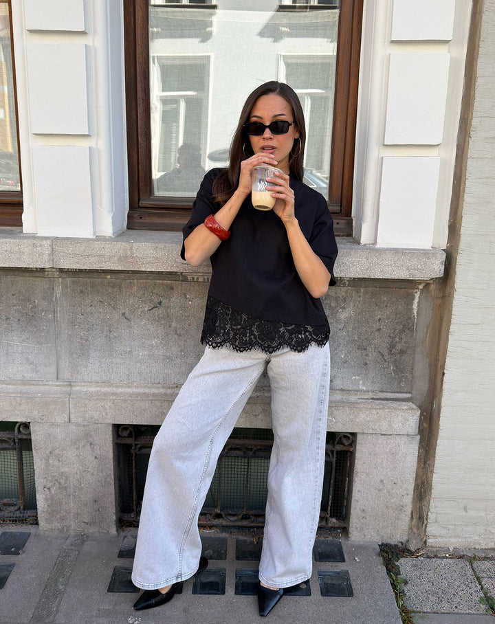 T-SHIRT À HEM ASYMÉTRIQUE EN DENTELLE NOIR