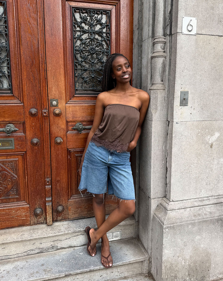 TOP SANS BRETELLES EN SATIN AVEC DENTELLE BRUN