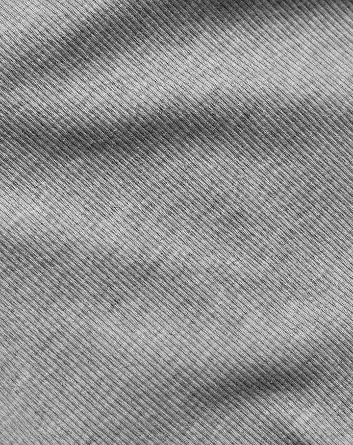 TOP SANS MANCHES EN V RAYÉ GRIS MÉLANGE