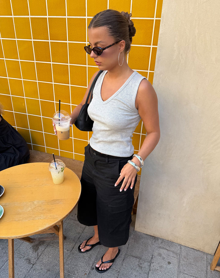 TOP SANS MANCHES EN V RAYÉ GRIS MÉLANGE